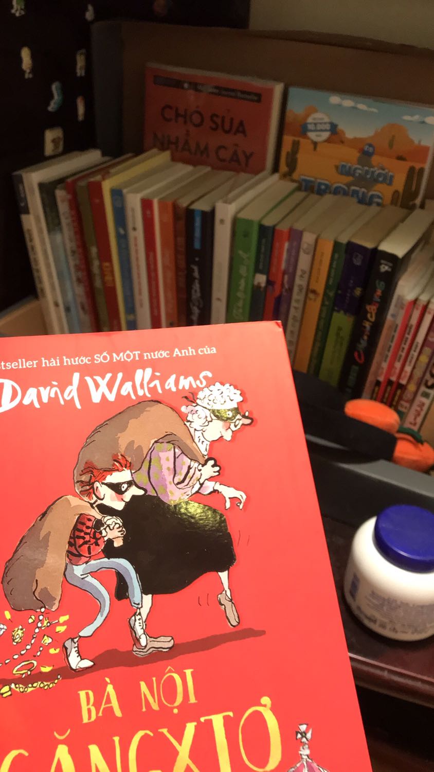 Cuốn sách hay và rất li kì . Đến đoạn cuối thì nhẹ nhàng và cảm xúc thiệt sự. Rất đáng đọc dù b ở bất kì độ tuổi nàooo 
Yah một buổi có ý nghĩa vô cùng 
Sách giao mùa covid nên bị giữ hàng , rất lâu mới nhận đc. Sách như một món quà cho bản thân trong những ngày covid đáng chán này z. Vô cùng highly recommend . Love all