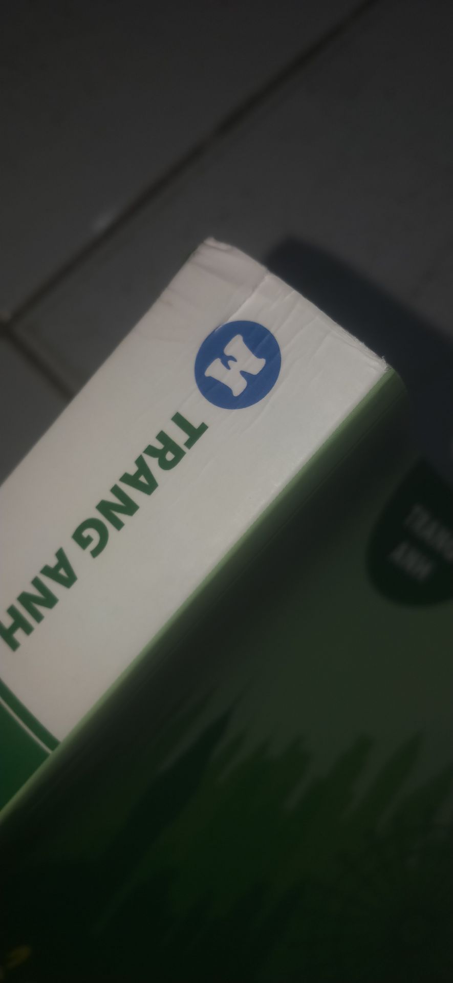 sách cô Trang Anh được recommend rất nhiều rồi nên về chất lượng thì không bàn tới nha , mình thấy đã có rất nhiều đánh giá về việc đóng gói của shop , nhưng cho đến sáng nay mình nhận được sách thì mình thấy chất lượng đóng gói thật sự rất tệ ! tuy là một số tiền không lớn để mua sách nhưng đối với một người yêu sách và quý sách như mình thì việc sách mình bỏ tiền ra mua mà chưa được mình sd ngày nào lại bị hư sách , như trong hình các bạn đã thấy là sách bị nhăn và móp méo ở góc của gáy sách , phần viền bị tróc rất nhiều , ( các bạn xem hình để biết chất lượng rìa sách nhé ) mong người bán có thể khắc phục lại những lỗi sau để sách đến tay người dùng được chất lượng tuyệt đối nhất nha , shipper thân thiện , giao hàng nhiệt tình , nội dung sách chất lượng , còn được tặng quà kèm nữa nha