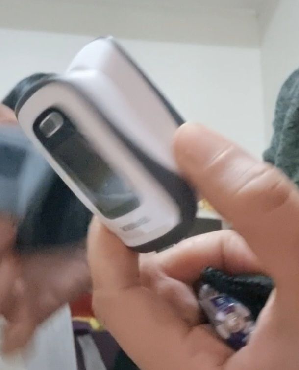 Shop đóng gói cẩn thận, gửi hàng đúng hạn. Máy đo có kèm pin và túi bọc. Mình đo thử 2 lần thấy ổn.