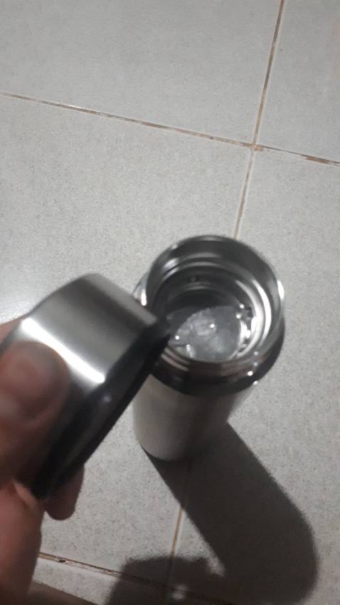 Chất liệu inox khá ổn, bình hơi ám mùi nhựa, cách nhiệt không tốt lắm, đổ nước nóng vào cầm muốn phỏng tay, chắc giữ nhiệt cũng bth thôi. Nói chung là gia công vs chất lượng cũng ổn trong mức giá 100k