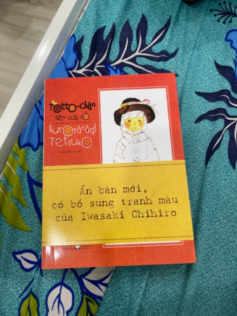 Một cuốn sách phải nói là quá hay, quá cảm động. Lúc đầu mình đọc thấy tác giả kể về những ngày ở trường của Totto-chan khiến mình thấy khá là chán (tại nhiều quá). Nhưng càng đọc về cuối và càng suy ngẫm về những điều xảy ra trong cuốn sách khiến mình cảm thấy mình đã đánh giá thấp cuốn sách này. Đọc đến 2 chương cuối trong lòng mình có cảm giác rất buồn, về phần sau mình càng hiểu rõ về người thầy Kobayashi hơn, thầy không chỉ tận tâm trong nghề giáo mà vẫn luôn cố gắng từng ngày để nâng cao chất lượng dạy học, phong cách dạy học của trường Tomoe thực sự rất tuyệt vời, đối với một đất nước đang trong giai đoạn chiến tranh nhưng vẫn đâu đó có một ngôi trường còn đi trước cả thời đại, tuy dạy học chả giống trường nào nhưng lại đào tạo ra nhiều nhân tài giỏi (trong số đó có những bạn khuyết tật từng tự ti rất nhiều về bản thân). Mặc dù không biết mặt người thầy giáo nhưng theo lối kể của tác giả mình vẫn có thể tưởng tượng ra được thầy như thế nào, mặc dù vẫn chưa từng được gặp thầy nhưng mình vẫn muốn có một sự tôn trọng đặc biệt đối với người thầy ấy. Đây là một cuốn sách về giáo dục rất hay và nó khác xa về việc giáo dục cố nhồi nhét kiến thức ở Việt Nam. Mong sao sau này chúng ta vẫn sẽ có những người thầy cô luôn yêu thương và quan tâm tới học sinh của mình và sẽ có những đứa trẻ luôn thích được tới trường và luôn nhớ mãi người thầy, cô đã từng đồng hành với mình! Một cuốn sách phải nói là quá hay, quá cảm động. Lúc đầu mình đọc thấy tác giả kể về những ngày ở trường của Totto-chan khiến mình thấy khá là chán (tại nhiều quá). Nhưng càng đọc về cuối và càng suy ngẫm về những điều xảy ra trong cuốn sách khiến mình cảm thấy mình đã đánh giá thấp cuốn sách này. Đọc đến 2 chương cuối trong lòng mình có cảm giác rất buồn, về phần sau mình càng hiểu rõ về người thầy Kobayashi hơn, thầy không chỉ tận tâm trong nghề giáo mà vẫn luôn cố gắng từng ngày để nâng cao chất lượng dạy học, phong cách dạy học của trường Tomoe thực sự rất tuyệt vời, đối với một đất nước đang trong giai đoạn chiến tranh nhưng vẫn đâu đó có một ngôi trường còn đi trước cả thời đại, tuy dạy học chả giống trường nào nhưng lại đào tạo ra nhiều nhân tài giỏi (trong số đó có những bạn khuyết tật từng tự ti rất nhiều về bản thân). Mặc dù không biết mặt người thầy giáo nhưng theo lối kể của tác giả mình vẫn có thể tưởng tượng ra được thầy như thế nào, mặc dù vẫn chưa từng được gặp thầy nhưng mình vẫn muốn có một sự tôn trọng đặc biệt đối với người thầy ấy. Đây là một cuốn sách về giáo dục rất hay và nó khác xa về việc giáo dục cố nhồi nhét kiến thức ở Việt Nam. Mong sao sau này chúng ta vẫn sẽ có những người thầy cô luôn yêu thương và quan tâm tới học sinh của mình và sẽ có những đứa trẻ luôn thích được tới trường và luôn nhớ mãi người thầy, cô đã từng đồng hành với mình!