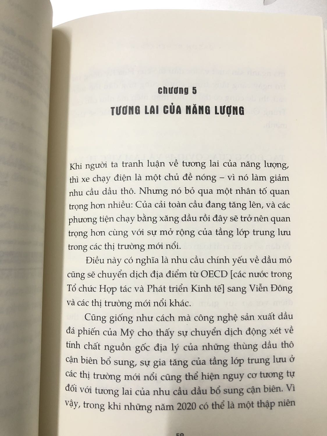 Nội dung sách phân tích, dự đoán về các vấn đề xã hội cũng như kinh tế sau dịch Covid. Sách xuất bản năm 2020 nên nếu đọc ngay thời điểm bây giờ thì có thể đánh giá được những dự đoán của tác giả ngay thời điểm viết sách có đúng không. Phần lớn sự phân tích, đánh giá và ví dụ đều dựa trên cơ sở nền kinh tế hay chính trị của nước Mỹ nên nội dung không được bao quát cho lắm.
