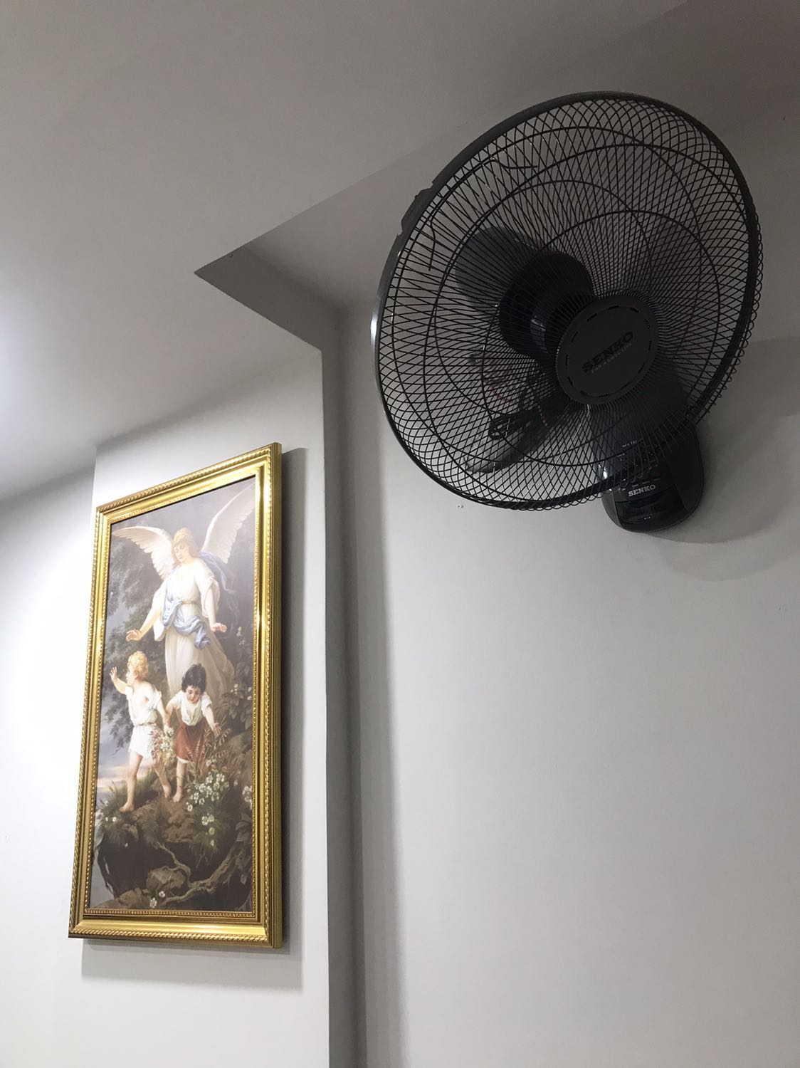 Quạt shop gửi đúng với màu đã đặt. Lắp ráp dễ dàng và nhìn rất ổn. Tuy nhiên cái điều khiển bấm để quạt thực hiện chế độ khá chậm. Có khi phải bấm mấy lần mới chạy theo điều khiển Quạt shop gửi đúng với màu đã đặt. Lắp ráp dễ dàng và nhìn rất ổn. Tuy nhiên cái điều khiển bấm để quạt thực hiện chế độ khá chậm. Có khi phải bấm mấy lần mới chạy theo điều khiển