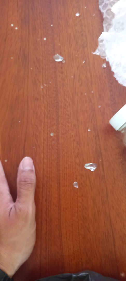 Vừa nhận được hàng, khá bất ngờ vì hộp thuốc bị vỡ một mảnh lớn như vậy. Tuy chất lượng sản phẩm là rất tốt nhưng quy trình đóng gói mới là điều đầu tiên để lại ấn tượng cho khách hàng. Mong rằng shop và đơn vị vận chuyển sẽ rút kinh nghiệm cho các đơn hàng sau.