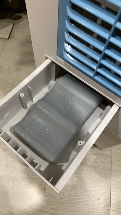 Chất lượng bình ok, có cả nút và nắp vặn nên khá chắc chắn. 
Có điều không giữ lạnh được lâu, không biết phải do thời tiết nóng quá hay không.