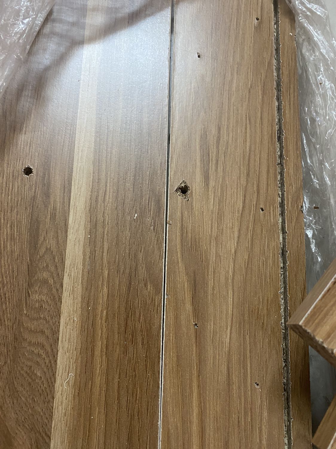 Không ngờ shop bán và giao hàng như vậy lun áh,hàng lỗi,gỗ bong tróc,lổ thì có người khoan rồi,vẫn để và giao hàng
Không nghĩ mở ra như vậy,có đổi và trả ko