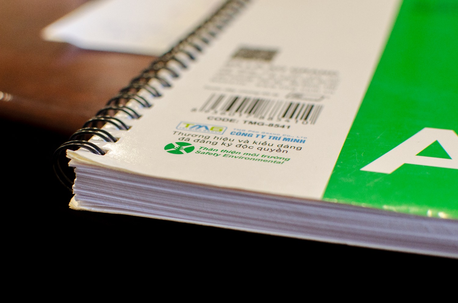 Ấn tượng ban đầu của tôi khi thấy cuốn sổ là khá thất vọng. Mặt trước sổ có rất nhiều vết xước và mặt sau nhìn khá bẩn. Bên cạnh đó, không hiểu là do nguyên nhân vận chuyển hay do nhà cung cấp mà bốn góc sổ bị gãy, gập, cho cảm giác khó chịu khi nhìn tổng thể.
Sau nhiều lần mua hàng ở Tiki đây là lần tôi cảm thấy thất vọng nhất. Mong tiki lắng nghe và cải thiện trong tương lai.