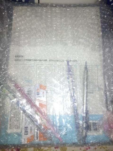 Đây là lần đầu tiên mình mua sổ còng nên không biết nhận xét sao, về hình thức thì sổ đẹp, giấy mỏng, ban đầu mình còn tưởng cái dây rời là shop tặng vòng đeo tay :) trong một phút khùng điên thì mình đặt nhầm sổ A5 và lõi thì B5, hic.....