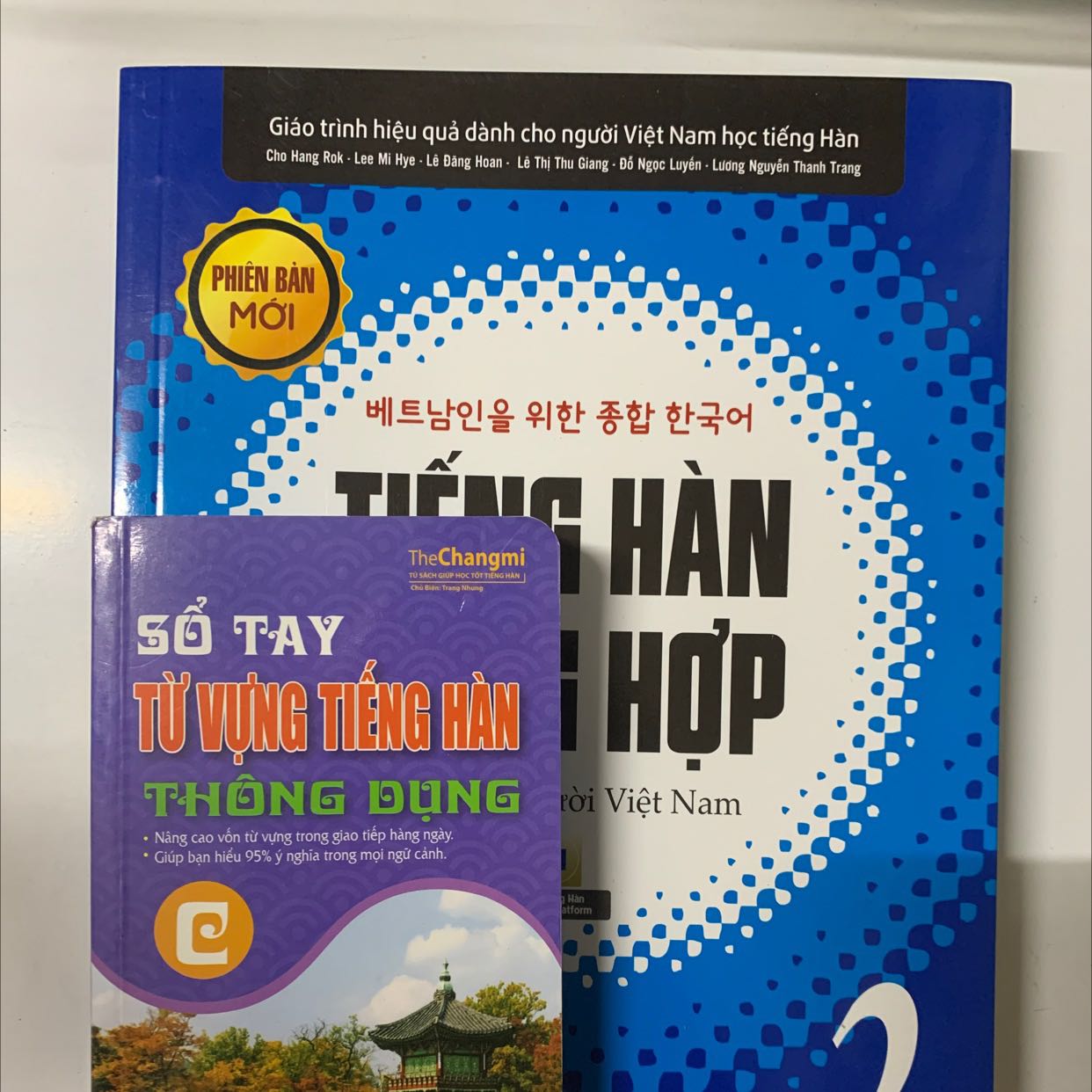 Mình mua cuốn này cùng với quyển 1 nữa, vì cả 2 đều được tặng cuốn sổ tay từ vựng A nên mình có nhắn hỏi shop xem có thể đổi cho mình quà tặng khác không, và kết quả là mình được đổi 1 cuốn khác làm quà tặng nè. Mình rất hài lòng luôn. Sau này sẽ còn ủng hộ