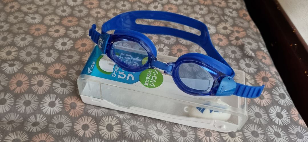 Mua hàng giao nhanh là lợi thế. mình rất thích dịch vụ này. Kính đẹp, chỗ nới và  thu dây cho vừa vòng đầu rất  dễ sử dụng.