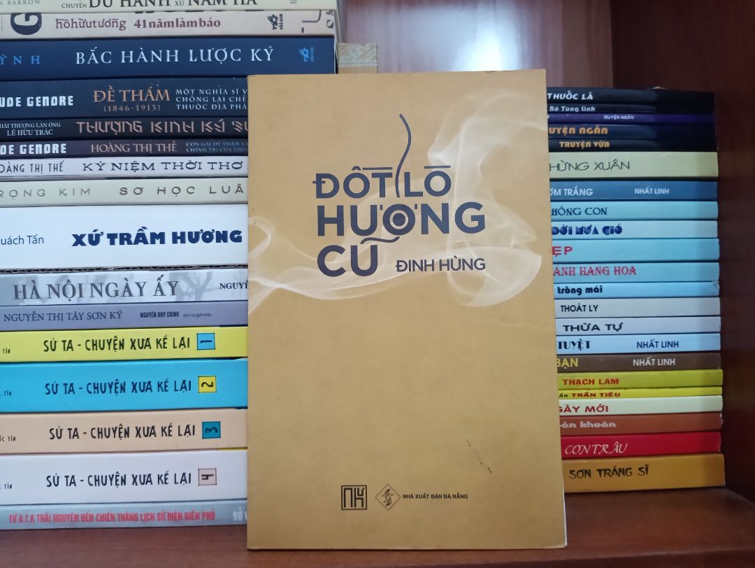 Sách bìa mềm tay gấp, giấy khá mỏng..