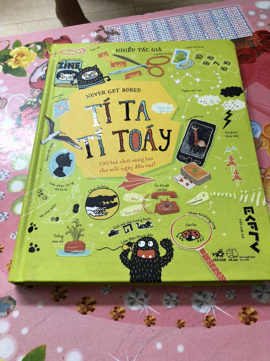 Sách đẹp, bìa cứng chắc chắn. Nội dung mới lạ hấp dẫn và vô cùng sáng tạo. Sách cho các bạn nhỏ từ 5-6 tuổi đã bắt đầu đọc và chơi được.

Vận chuyển nhanh, sách còn nguyên vẹn