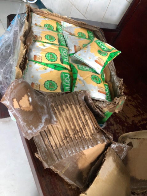 Giao hàng bể sữa tùm lum, bó tay, mọi người cân nhắc không mua tránh bị giống mình.