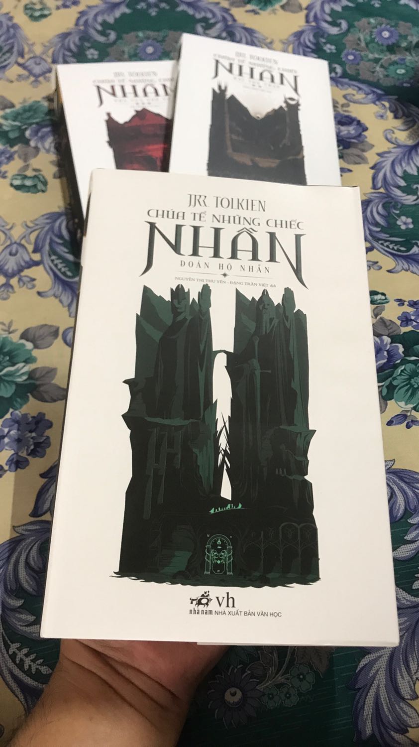 Top 2 của danh sách 25 cuốn sách đáng đọc nhất trong 125 qua do New York Times bình chọn. Tác phẩm đã được dựng thành phim, cả sách & phim đều thành công vang dội khắp 5 châu 4 biển.
Tiki giao siêu tốc, đặt lúc 16:45 thì 18:30 đã nhận được sách. Sách mới coong, 3 tập đều có màng co, đóng gói cẩn thận.