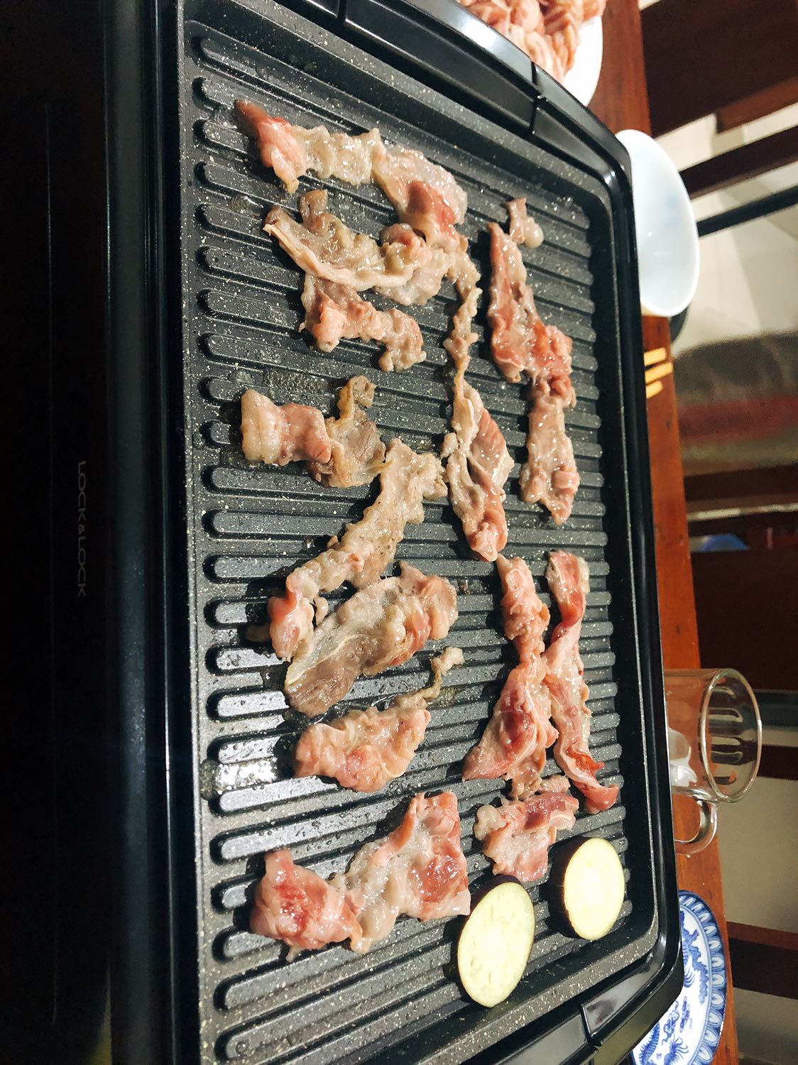 Không có gì ngoài 2 chữ Tuyệt vời á các bạn!!! 
Gọn nhẹ và dễ dùng. Thịt nướng ra cũng mềm, ngon, vẫn giữ đc độ ẩm chứ không bị khô á. Nói chung là nhờ cái vỉ nướng này nên tình yêu đối với thịt của mình nay có thể được đáp ứng tại nhà với chi phí rẻ hơn rất nhiều. 
Thời gian tới chắc phải say goodbye với Gogi ròi ?