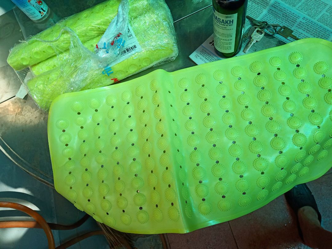 sản phẩm tốt, bám sàn tốt, giá hợp lý, mua lần 5 miếng, rải khắp nhà luôn hihi