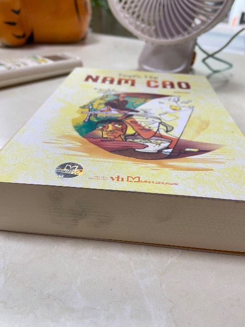 Giao đúng thời hạn, nhưng sách bị gói hàng nhiều vết bẩn. Mình rất tiếc luôn vì không thích sách bị như này