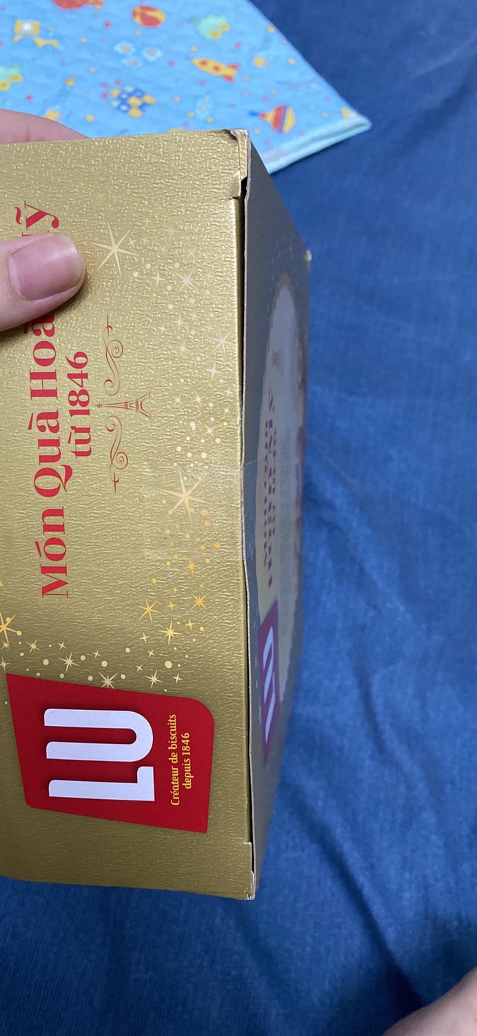 Mua hộp bánh tầm này thì ít ra cũng phải hiểu ngta mang đi biếu tết hoặc bày tết chứ. Mà gói cái hộp bánh để móp rách, trông cũ nát thế này thì biếu ai? Bày biện gì