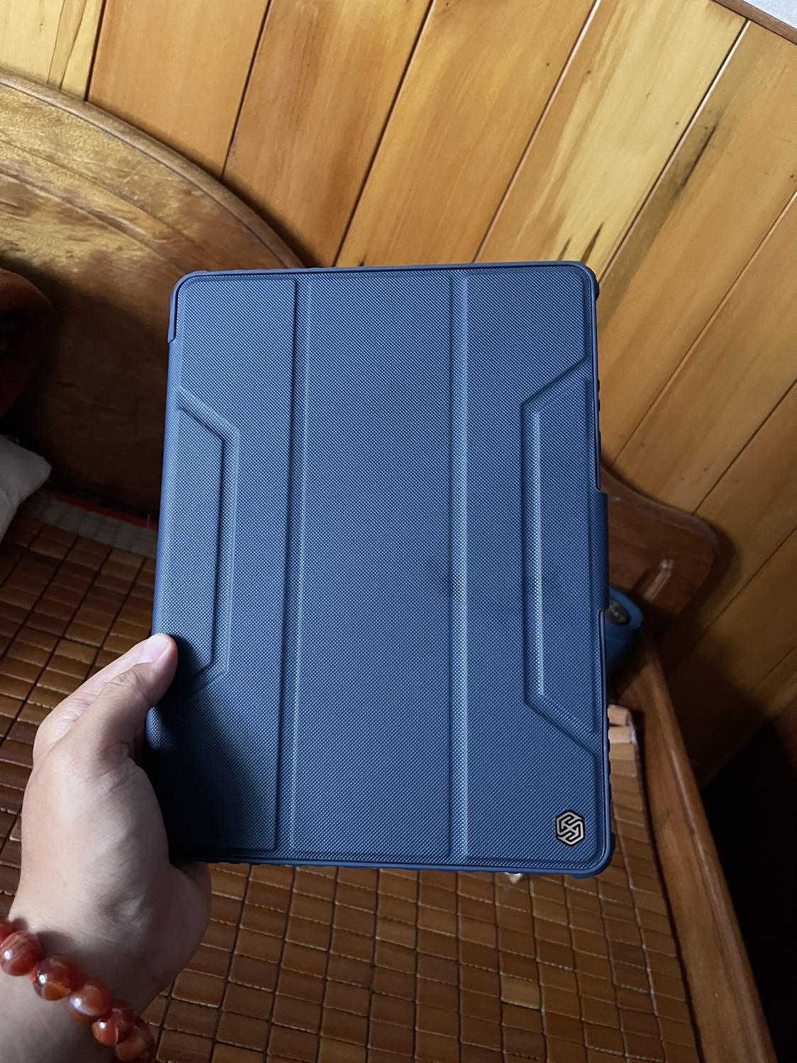 Màu xanh đẹp, ốp vào vừa vặn. Chắc phải kiếm cho con 12prm cái ốp cùng hãng với cái này quá