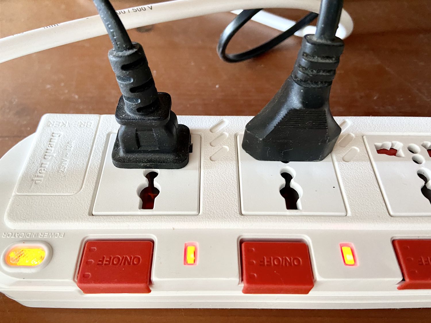 Ổ cắm điện rất tốt, giúp kiểm soát điện từng thiết bị và có ba chấu thuận tiện cho mọi thiết bị.