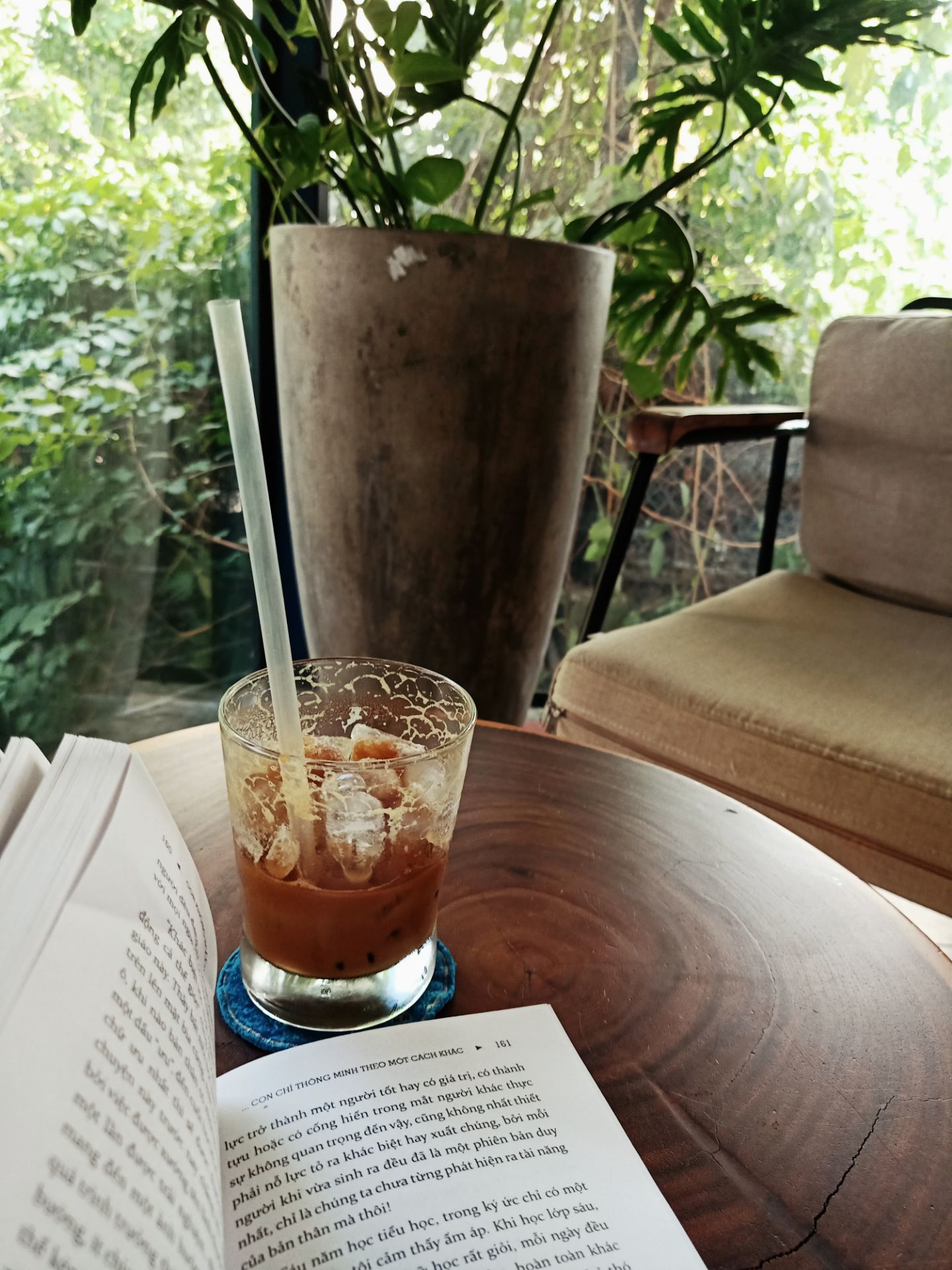 Một buổi sáng ghé quán Cafe quen thuộc đọc vài trang sách để cảm thấy đời vẫn còn tươi đẹp chán :) Thích nhất câu này trong sách : "Mọi việc không có tốt xấu, chỉ là suy nghĩ khác nhau mà thôi!
Khi khuôn mặt bạn hướng về ánh mặt trời, tất cả bóng tối vây quanh đều sẽ bỏ lại phía sau..."