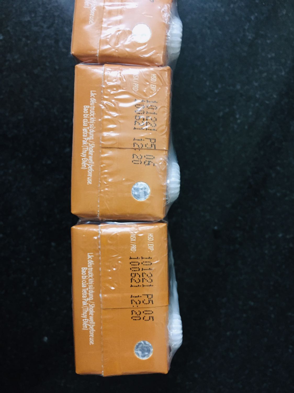 Mình mua đc giá km tương đối rẻ, tính luôn phí giao hàng thì mỗi lốc giá 15.500. Giao hàng nhanh, hạn sử dụng trong vòng 6 tháng, có thẻ bài cho bé chơi.