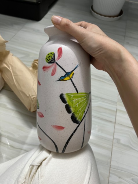 Mình đặt bình hoa bồ công anh mà shop giao bình vẽ hoa sen, mình rất ko thích hoa sen