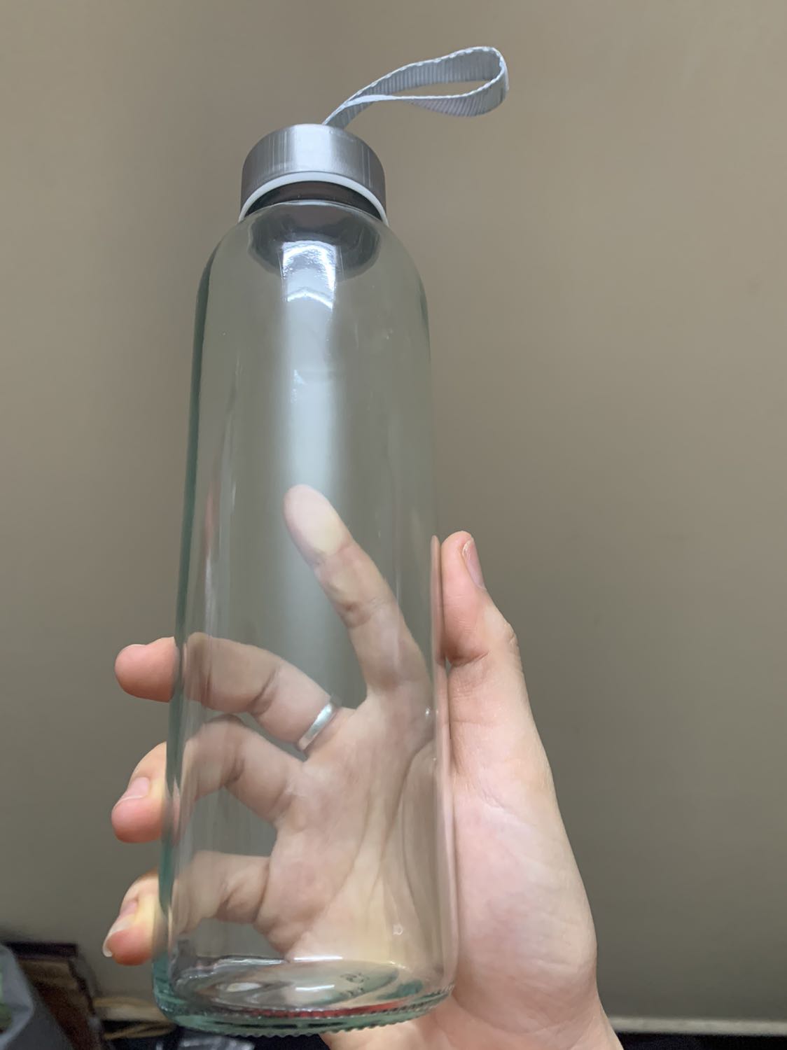 Chai cũ của mình màu trong suốt, còn chai này thì lại có màu xanh, không hiểu là do chất lượng thuỷ tinh hay sao? Đóng gói hàng cẩn thận, may là giao tới không bị vỡ chai nào. Nắp kín, nghiêng/ xóc bình ko bị rỉ nước ra ngoài.