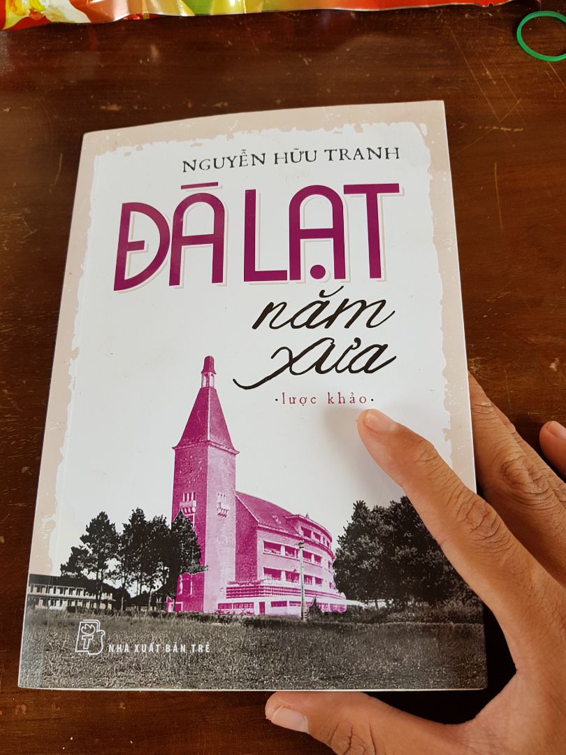 không quá khô khan như những cuốn lược sử khác. Đà lạt năm xưa đã khắc họa được sự hòa hợp giữa đất và con người nơi đây.