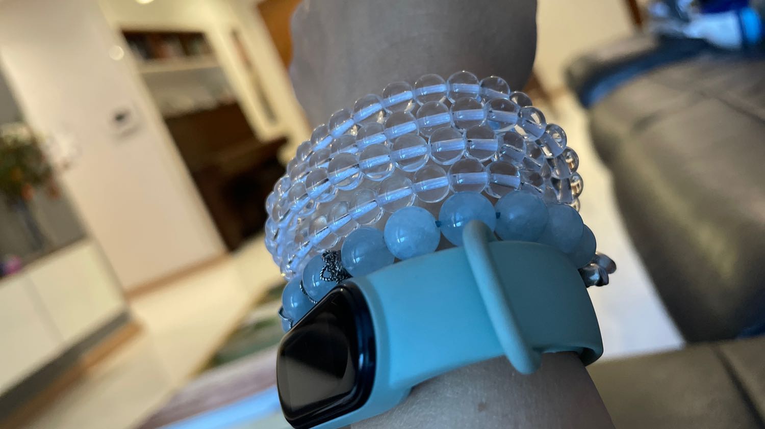 Quấn lên tay xinh lắm. Cầm đầm tay, có phiếu bảo hành đá