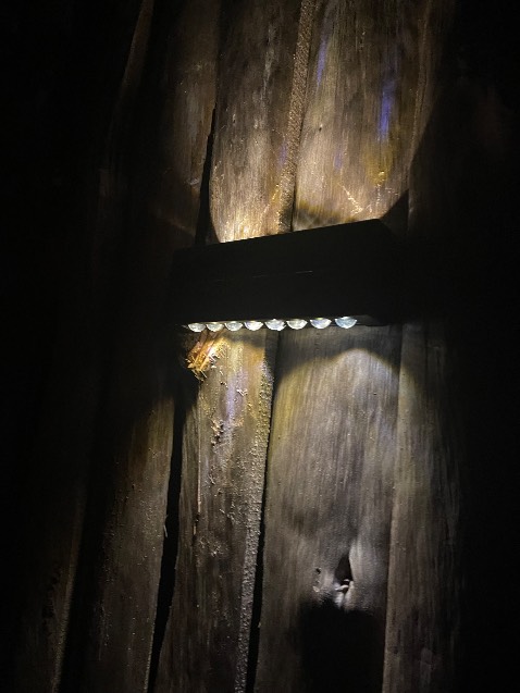 Mờ, tối, sáng không nổi, chỉ tỏa được xíu chỗ treo đèn Mờ, tối, sáng không nổi, chỉ tỏa được xíu chỗ treo đèn