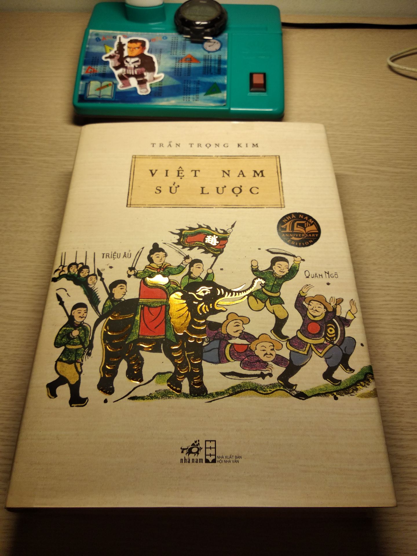 sách nặng mà đẹp.vô cùng, giấy cực thơm và thích luôn, gáy rất chắc chắn. Cơ bản đấy là quyển sách lịch sử tóm lược nước việt nam ta, từ thửa sơ khai lập nước đến lúc ctranh vs pháp, sẽ cho bản đủ thông tin luôn, thanks tiki, thanks nhã nam vì làm sách quá đẹp