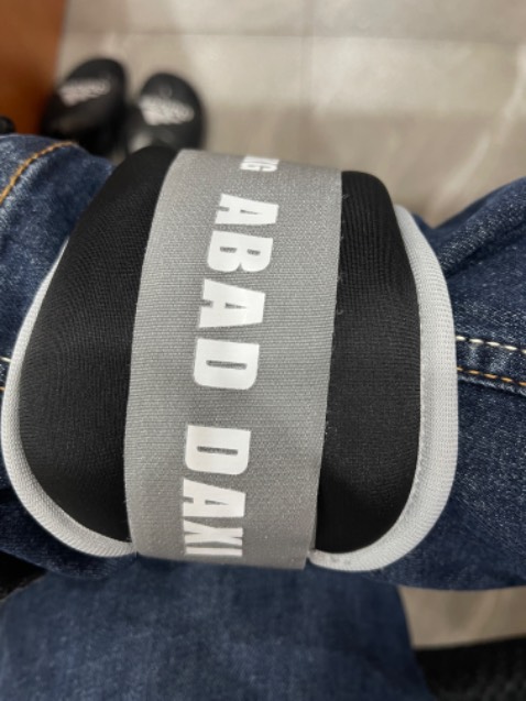 Hài lòng thắt vào khá ôm và chặt, nhưng phần dán k biết dùng lâu có kém k vì hơi mỏng, may mà mua 0,5kg chứ mua 1kg chắc k nhấc nổi chân