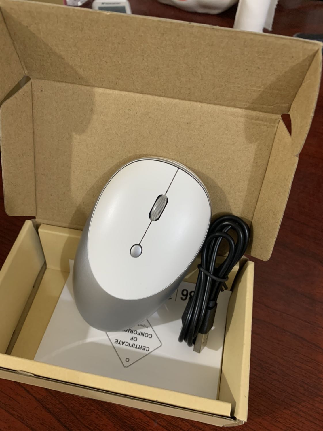 Chuột rất xinh thiết kế lạ mắt, mình siêu thích các con chuột mỏng, nhẹ, mix màu nhìn cũng hay hay, shop bán các mẫu chuột rất đã dạng. Mình ủng hộ shop mong shop phát triển hơn nữa