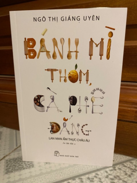 Biết chị Ngô Thị Giáng Uyên từ quyển ngón tay mình còn thơm mùi oải hương, văn phong chị rất nhẹ nhàng nên mình mua thêm cuốn này về đọc