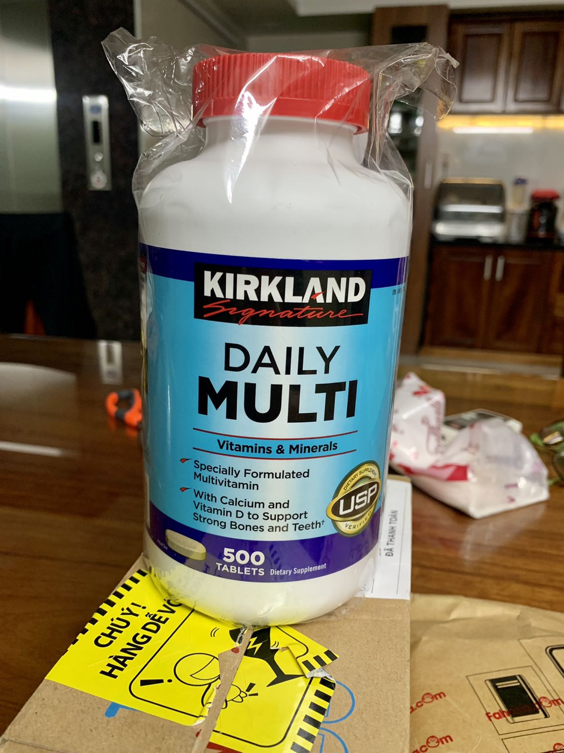 Tiki giao hàng và đóng gói thì không gì phải bàn cãi.
Vấn đề ở đây là hộp 500 viên, mỗi ngày uống 01 viên theo hướng dẫn, mà sản xuất tháng 3/2021, HSD tháng 7/2022 thì làm sao 01 người có thể uống hết được trước khi hết hạn sử dụng ?! Trong khi mình nhận hàng vào hôm nay 22/6/2021 thì đến tháng 7/2022 cũng chỉ mới được 400 viên, vậy 100 viên còn lại phải vứt sao ?!