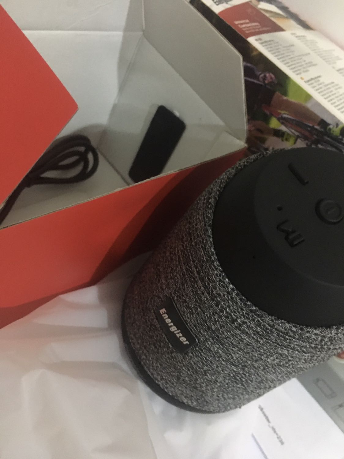 Hàng đóng gói tốt, vận chuyển nhanh, đầy đủ phiếu bảo hành và sạc đi kèm. Âm thanh ổn, thích chức năng sạc