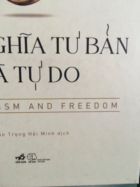 Bìa cuốn sách mình nhận có mấy dải chấm đen li ti, mình thấy hơi khó chịu khi bìa bị như vậy.