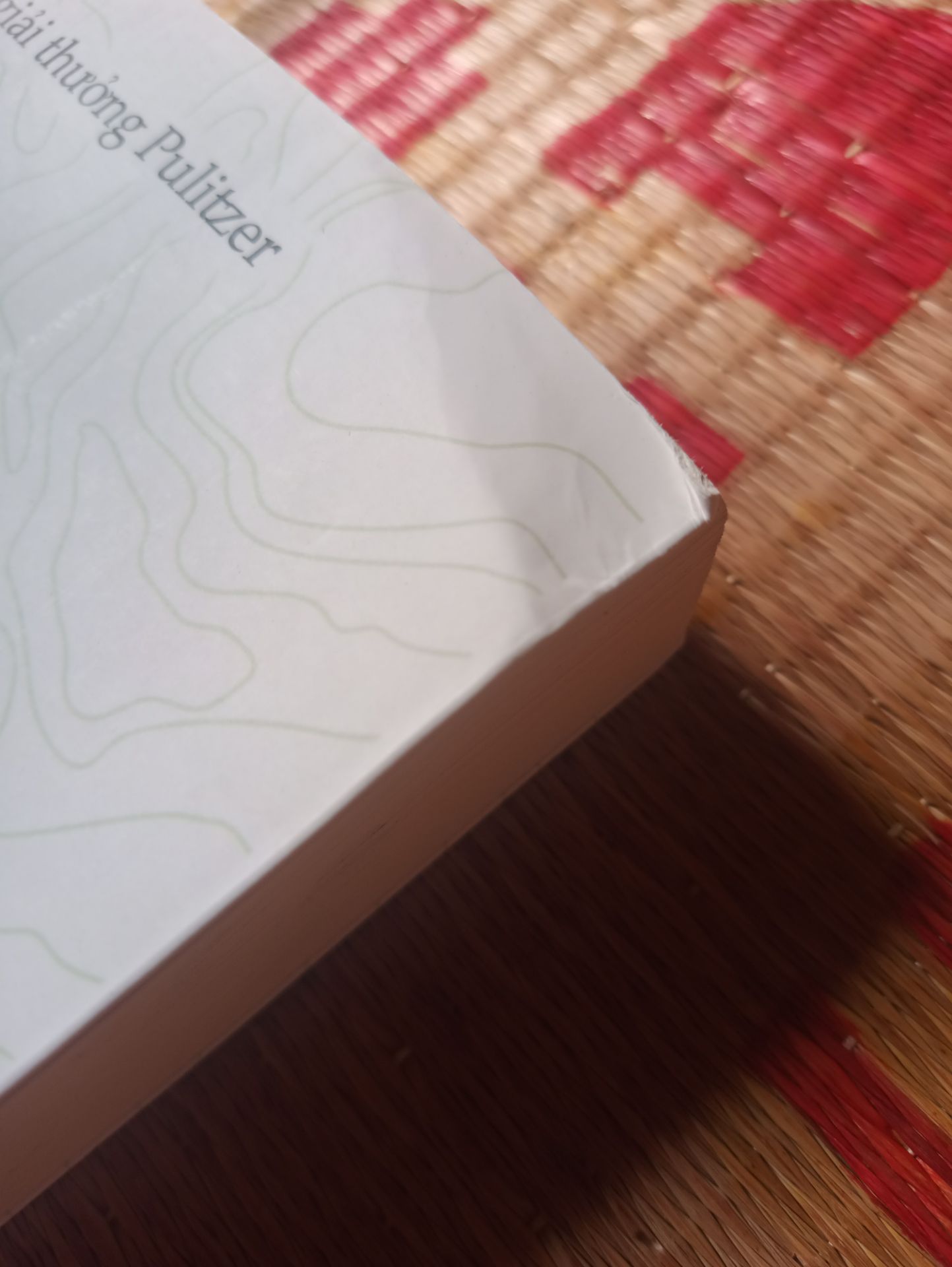 Mình cứ tưởng cuối cùng Tiki cũng chọn được cỡ hộp phù hợp với kích thước sách, mở ra thì thất vọng toàn tập. 4 góc bìa đều móp, thậm chí bìa trước còn lõm hẳn xuống nhiều tranh sách. Gáy quá nhăn, hơi trầy nữa. Bìa sau có vệt lõm như bị vật cứng đè lên. Mình mua sách không chỉ để đọc mà còn để trưng, giờ chỗ nào cũng lỗi thế này, có ai mà không tức cho nổi? Tiki trả lời cho mình đi, chính sách đổi trả thế nào? Mình không chấp nhận sản phẩm tệ như thế này được!