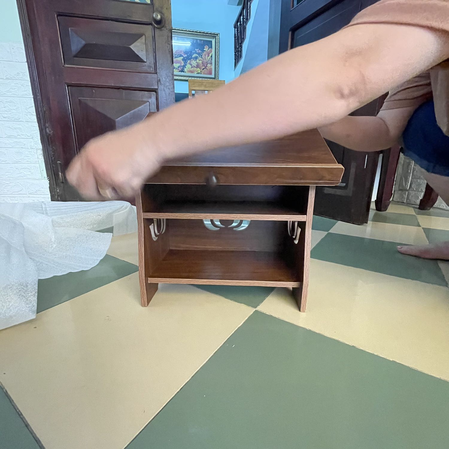 Mình rất ưng ý nhé. Shop bọc hàng rất là kỹ. Kệ đẹp, trang nhã lắm. Độ dốc cực thích hợp, ngồi đọc ko bị mỏi mắt. Gỗ đẹp, nhìn rất chắc chắn. Mình rất ưng ý nhé. Shop bọc hàng rất là kỹ. Kệ đẹp, trang nhã lắm. Độ dốc cực thích hợp, ngồi đọc ko bị mỏi mắt. Gỗ đẹp, nhìn rất chắc chắn.