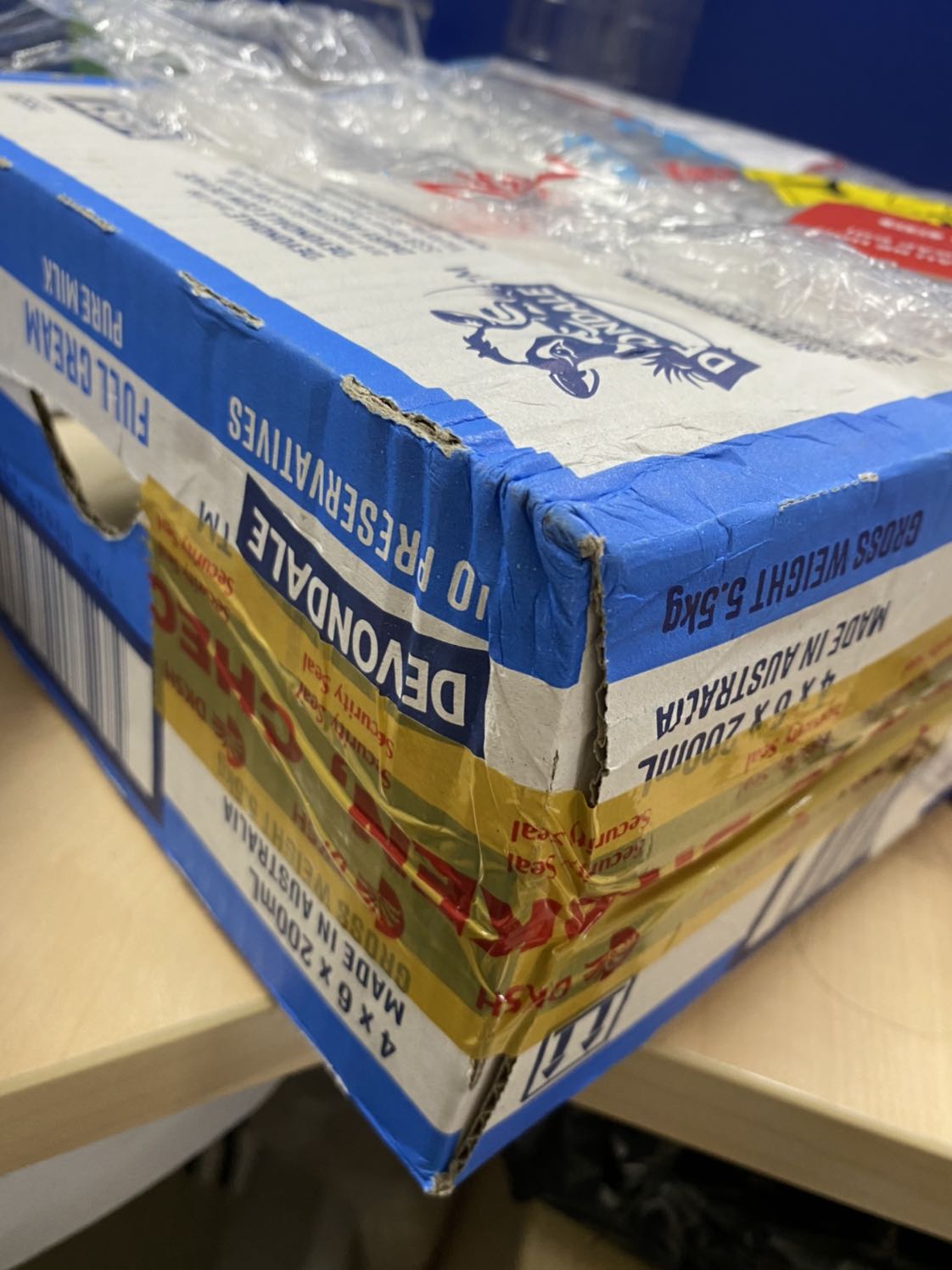 Tiki đóng gói không kỹ nên bị móp hộp sữa, có thể ảnh hưởng chất lượng. Lần sau Tiki nên dùng thêm hộp giấy bên ngoài, thay vì tận dụng hộp giấy của thùng sữa và chỉ bọc nylon.