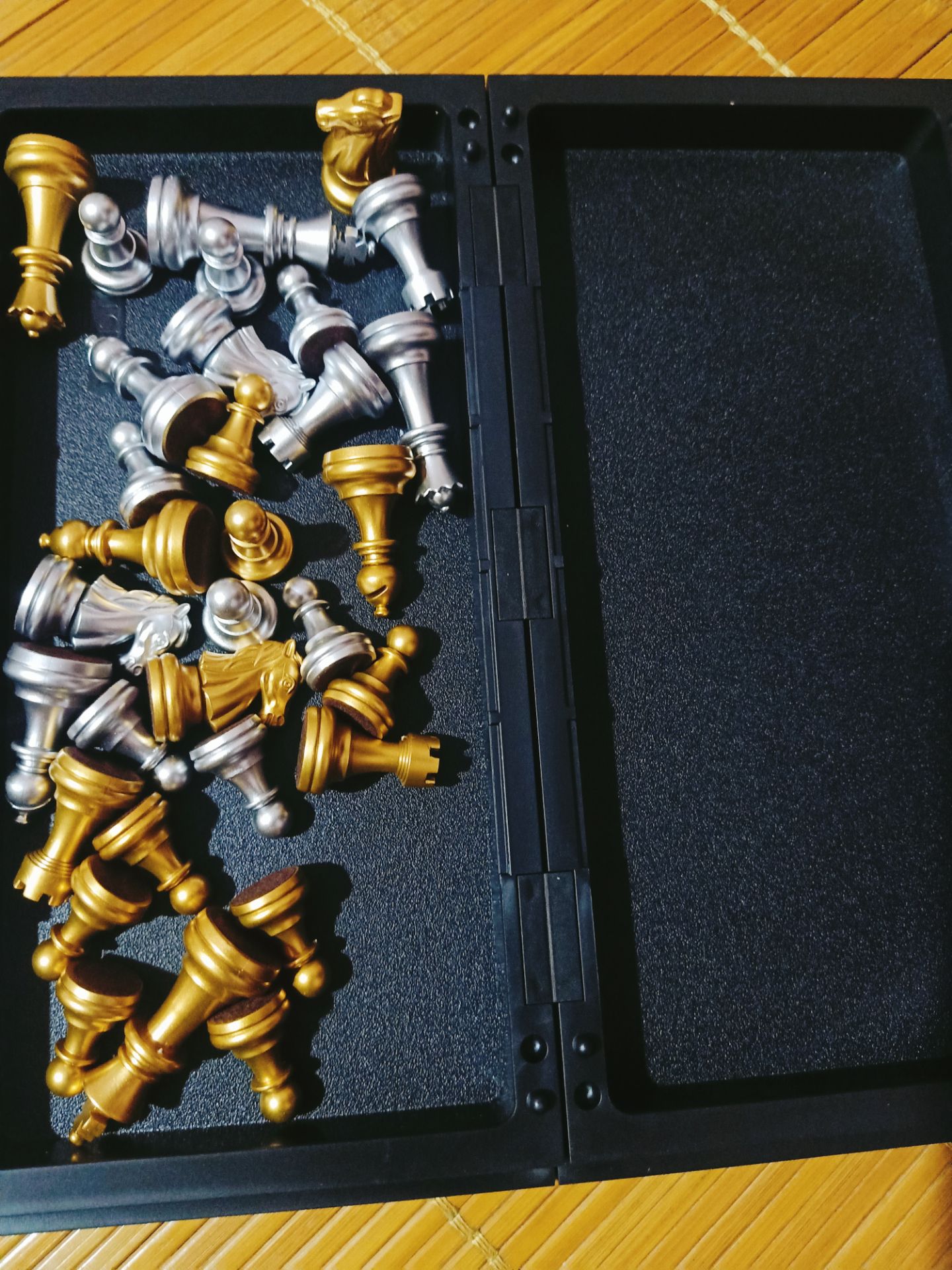 Sản phẩm đúng hình mẫu, chất lượng tốt, hộp đựng chắc chắn, lực hút nam châm mạnh bám chắc vào bàn. Sản phẩm đúng hình mẫu, chất lượng tốt, hộp đựng chắc chắn, lực hút nam châm mạnh bám chắc vào bàn.