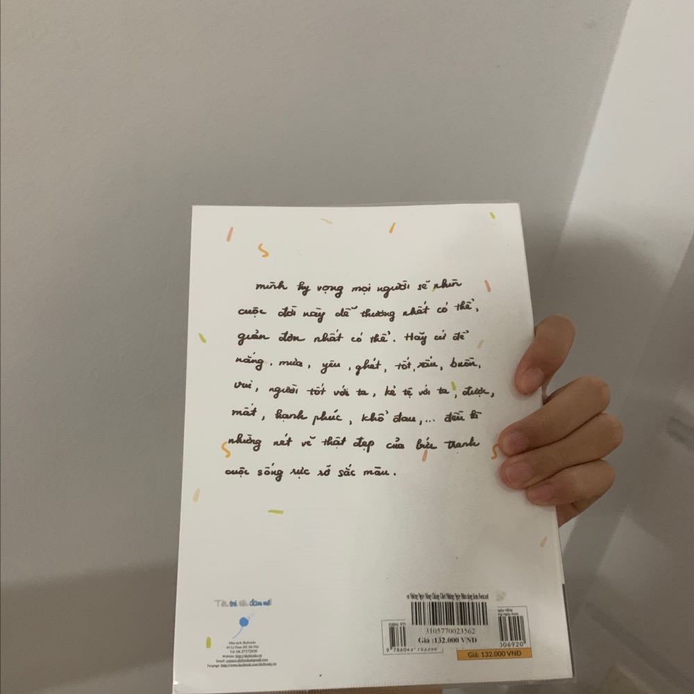 Mình đã mua và sử dụng những quyển sách của tác giả này rồi. Với lối vẽ siêu cute và lối viết hay về cuốn sách, tâm trạng, bức tranh , khi mình nghe chú nói về quyển sách mới ra lò nên mình không ngần ngại mà mua luôn
Đáng mua, chấn 5 sao