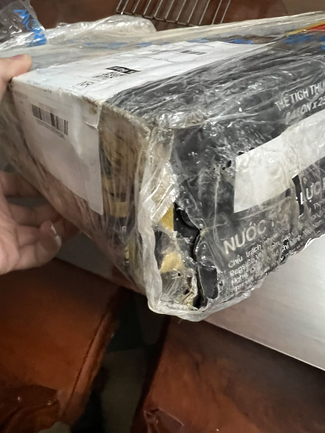 Chưa bao giờ mua hàng tiki mà thấy thất vọng như lần này. Không ở nhà khi nhân viên giao hàng tới. Khi về nhà thì ôi thôi, giao kiện nước mà ko thèm đóng gói gì hết mà chỉ bọc ni*** bên ngoài kiện nước. Hậu quả là kiện nước bị bục ra tơi tả. *** nước bục hết ra nên phải lôi tất cả ra xem *** nào còn uống được thì đem rửa. Mua tiki rẻ hơn bên ngoài 1 chút nhưng rước cả đống bực tức. Mà cũng chẳng rẻ hơn được vì kiện nước phải vứt bỏ đi gần chục *** nước. Kể từ giờ phút này mình không bao giờ đặt nước ngọt trên tiki nữa. Và cũng gửi lời khuyên chân thành tới tiki là nên dừng bán nước ngọt lại vì kiểu đóng gói *** và vô trách nhiệm của tiki khiến mình hay bất cứ khách hàng nào khác cũng sẽ chẳng còn niềm tin. Khuyên các bạn khác đừng nên mua nước ngọt trên tiki nữa vì kiểu làm ăn vô trách nhiệm này của tiki trading là minh chứng rất rõ ràng của sự vô trách nhiệm và coi thường khách hàng.