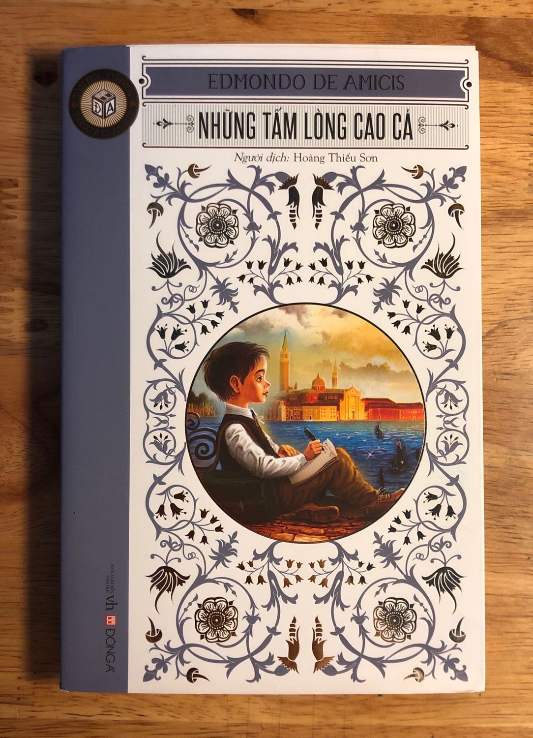 Mình thấy Tiki giao hàng rất nhanh và đảm bảo. Khi hàng về, mình có xem thử và thấy vẫn còn mới và nguyên vẹn, giá cả lại phải chăng. Nội dung sách hay, cộng với việc giao hàng: mình đặt thứ bảy mà sáng thứ sáu đã tới rồi.
                         THẬT HÀI LÒNG