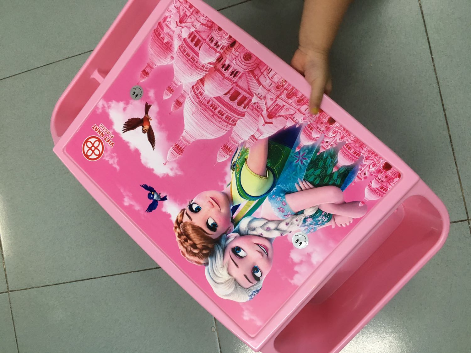 Giao hàng đúng lịch, đóng gói cẩn thận. Bàn đẹp, bé nhà mình thích lắm: đúng màu và đúng hình bé thích luôn. Bàn nhẹ, chắc chắc, Bé thích mang đâu thì tự mang, ko cần nhờ ba mẹ. Giao hàng đúng lịch, đóng gói cẩn thận. Bàn đẹp, bé nhà mình thích lắm: đúng màu và đúng hình bé thích luôn. Bàn nhẹ, chắc chắc, Bé thích mang đâu thì tự mang, ko cần nhờ ba mẹ.