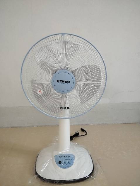 Quạt mạnh, tiếng hơi ồn nhưng chấp nhận được. Màu xinh, nhã nhặn.
Lúc nhận được hàng, có lẽ do vấn đề đóng gói nên vòng nhựa bao ngoài khung bị méo, mình định nếu ráp không được thì cho 4*, may mà sau vẫn ráp vào được nên cho 5* nhe.