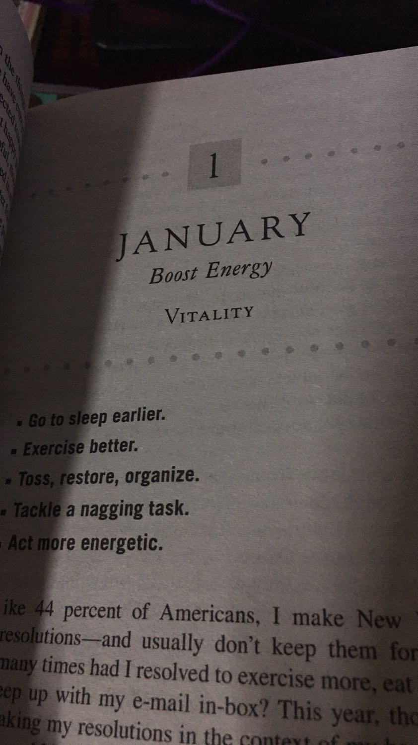 Mới đầu mình nhận thì hơi bất ngờ do nó nhỏ so với tưởng tượng của mình, nhưng mà coi lại mới biết là bản này là bản pocket nên thôi không sao. Về phần bìa thì ổn, sách không bị gấp hay nhăn cạnh. Về phần giấy bên trong thì hơi thất vọng do giấy cảm giác như cũ và ở dạng tái chế (giấy màu xám, nhám và mỏng) nhưng mình không quan tâm lắm, cái mình quan tâm là nội dung bên trong mà nó mang lại và cũng như mình mua cuốn này cũng một phần là luyện đọc viết tiếng anh kkkk
Nội dung sách là về dự án sống hạnh phúc của tác giả được chia làm 12 tháng. Mỗi chương tượng trưng cho 1 tháng, bố cục này lại khiến mình thích thú vì mình có thể đem áp dụng cho chính bản thân một cách dễ dàng và có thể kiểm soát được.