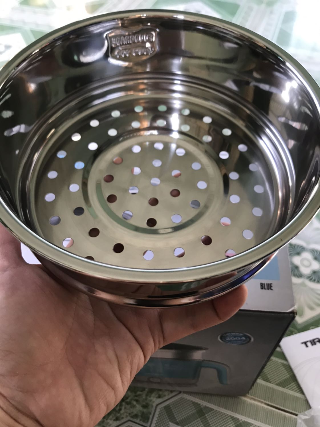 Chọn tới chọn lui chọn e này dù giá tiền mắc gấp đôi nhưng nó có thương hiệu, về chất lượng thì hài lòng tuyệt đối, máy rất xinh, chắc chắn, đầy đủ phụ kiện ,inox 304 dày,nấu nước rất nhanh sôi khoảng 5 phút, Thanks tiki