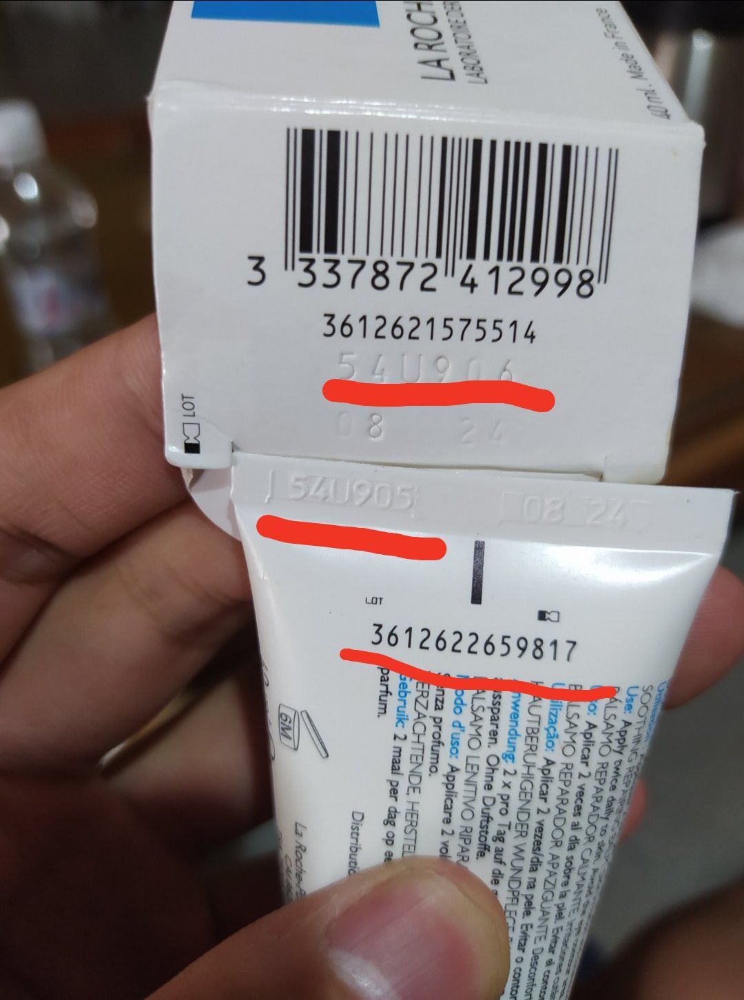 hàng fake.
không tem niêm phong, 
mã số in trên vỏ không trùng với  hộp
id không đúng
màu sắc khác hoàn toàn với bản auth đang dùng.
yêu cầu tiki phạt nhà bán và hoàn tiền ngay lập tức
